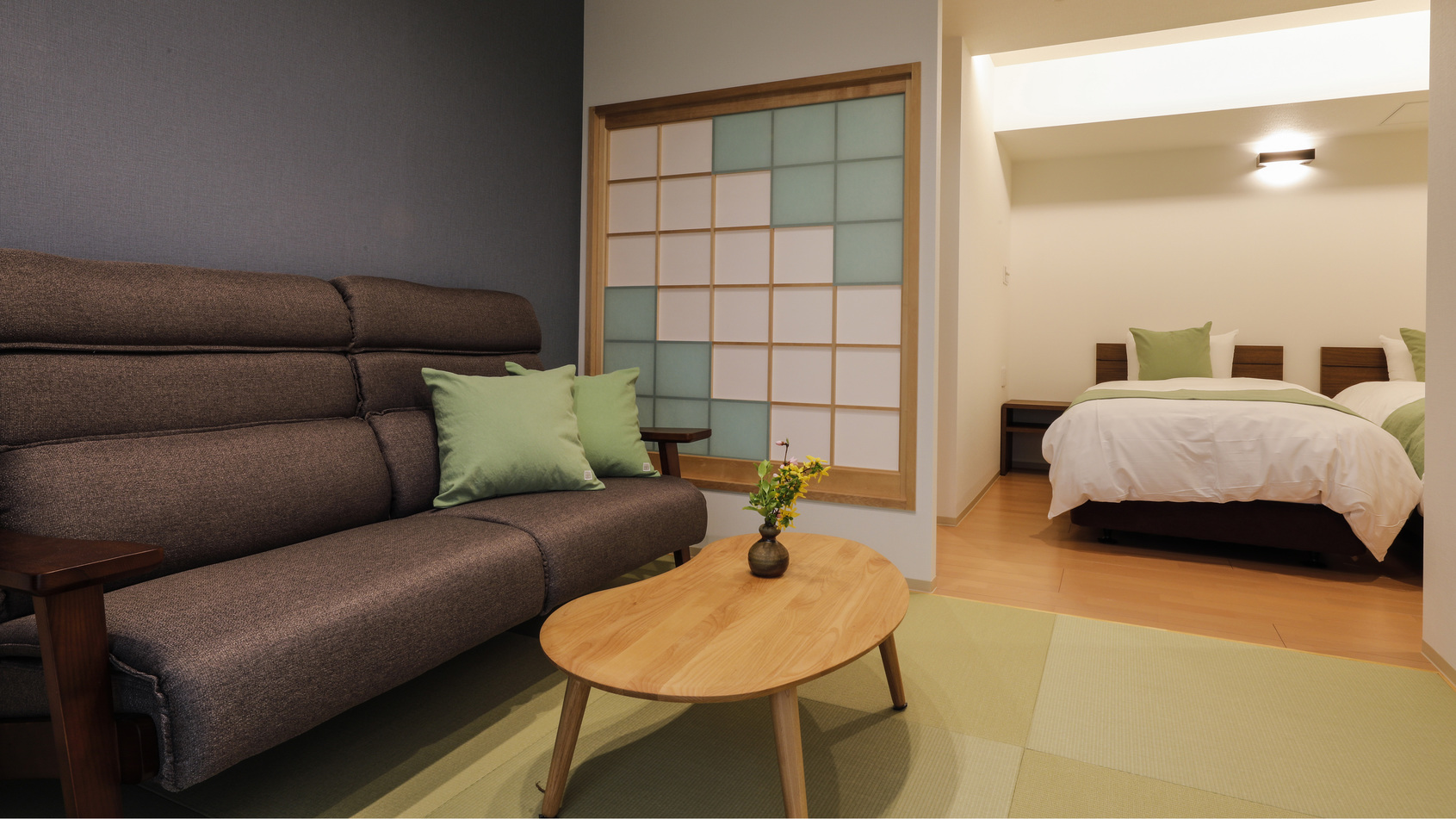 2022年4月オープン眺望風呂客室【立夏】居間ベッドルーム広々ゆったりソファー