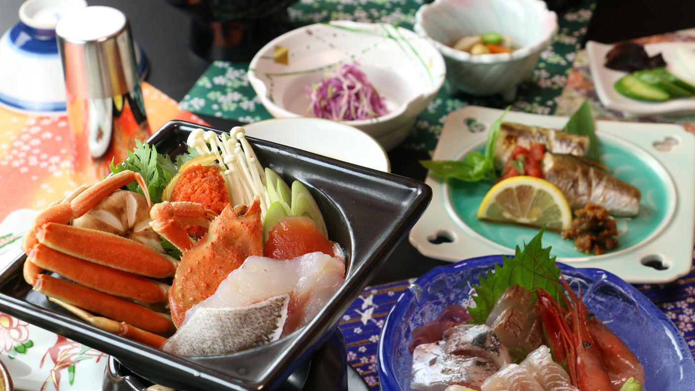 #【ご夕食一例-冬季-】ズワイガニと季節の野菜タップリのあったか海鮮鍋と新鮮な魚介料理