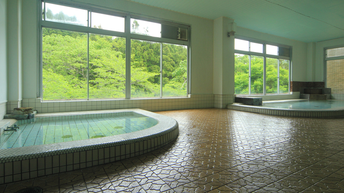 #【大浴場-新緑-】開放的な大きな窓の大浴場は、２４時間ご利用いただけますので、お好きな時間にお楽し