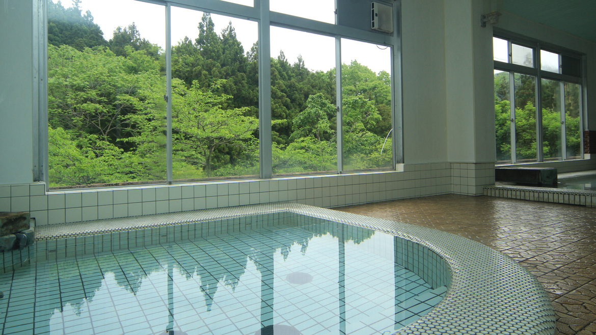 #【大浴場-新緑-】当苑のお風呂は、肌ざわりの柔らかい水質が自慢です。