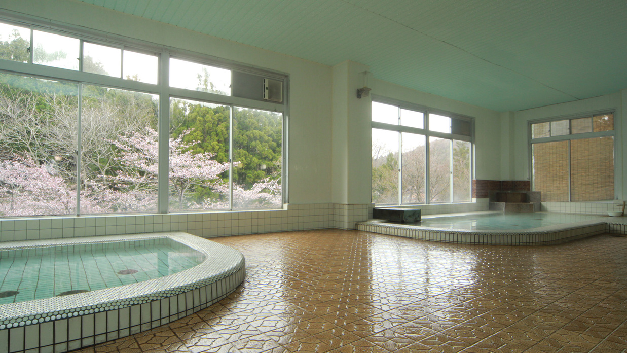 #【大浴場-春-】開放的な大きな窓の大浴場は、２４時間ご利用いただけますので、お好きな時間にお楽しみ