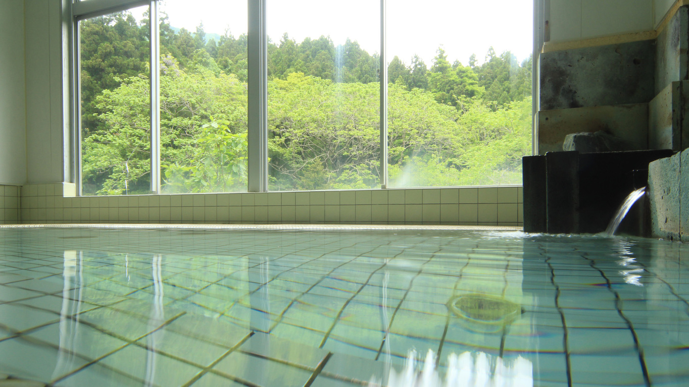 #【大浴場-新緑-】四季折々の弥彦山を眺めながら、のんびりと浸かってください