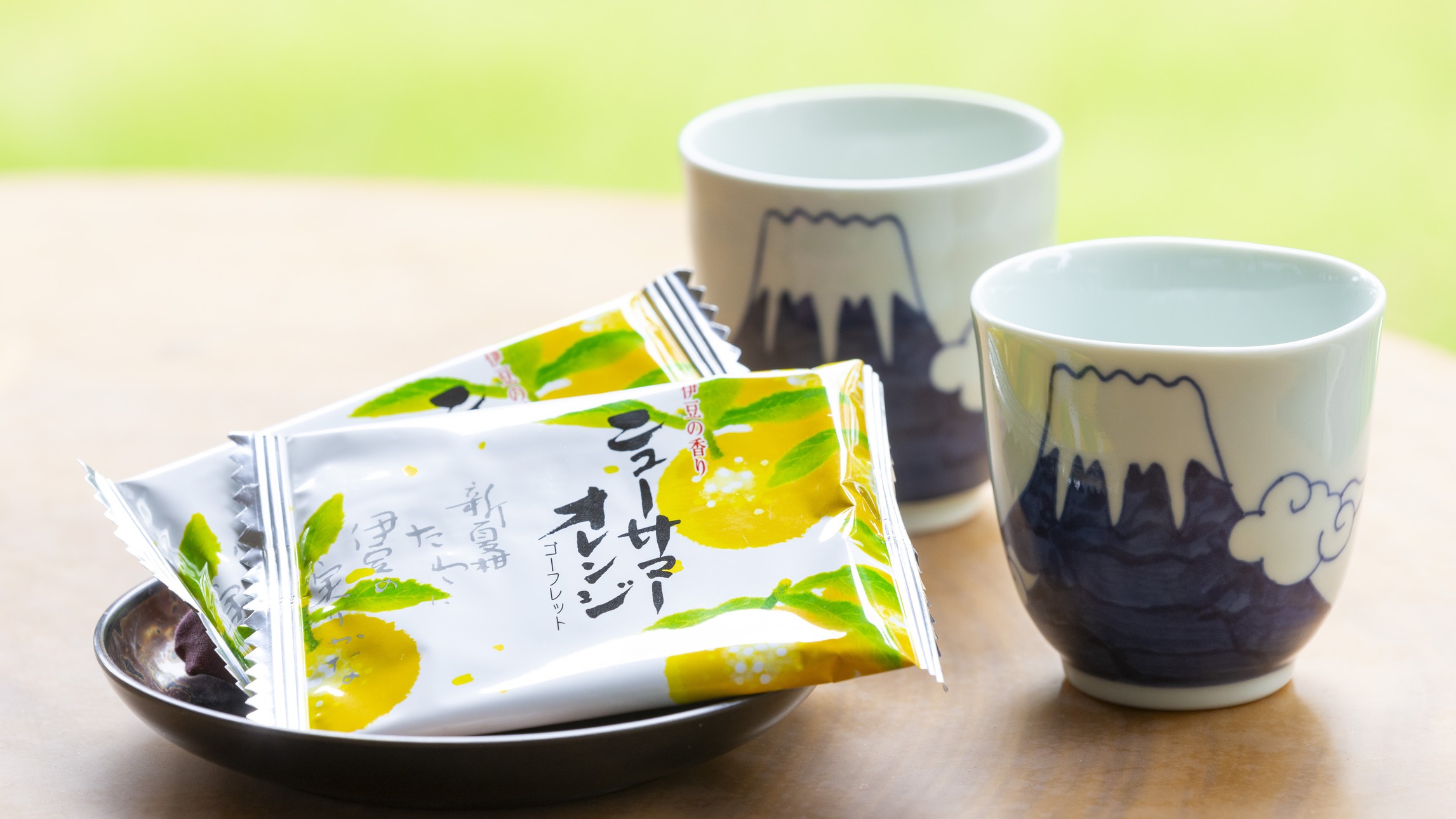 カワイイ富士山の湯のみとお茶菓子でお寛ぎください（※お部屋にて）