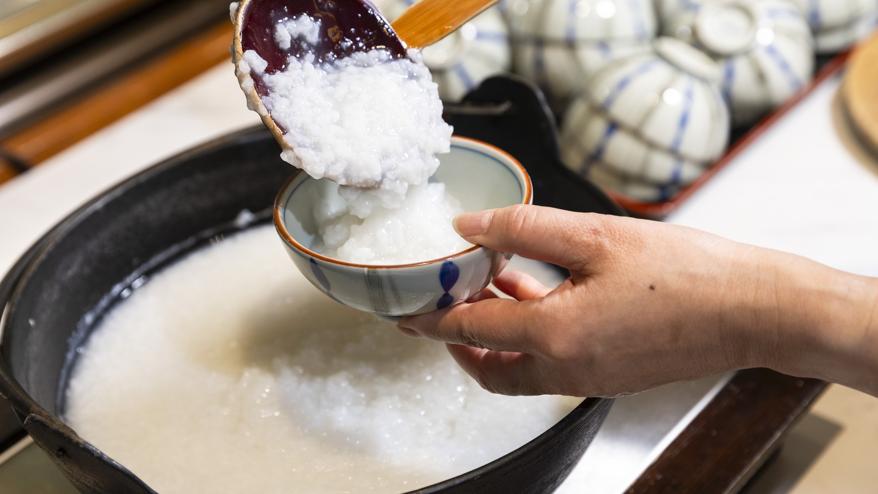 富士見の朝食では、ご飯とおかゆ、味噌汁に源泉を使用