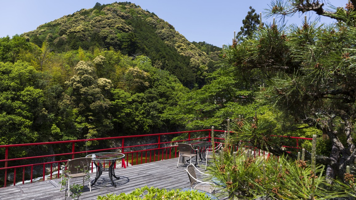 宇連川を望むテラスからの眺めは絶景！