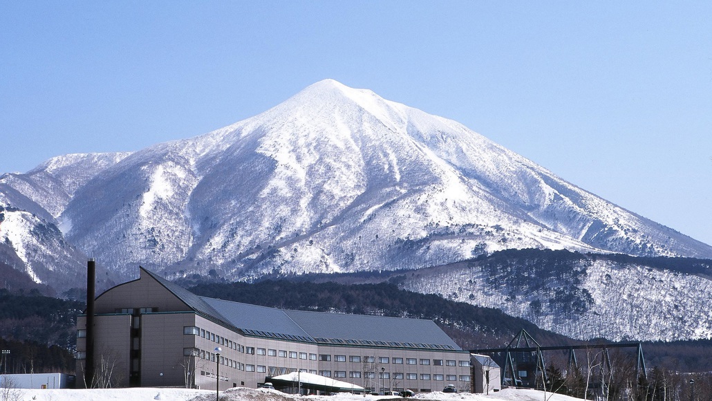 ホテル外観と磐梯山（冬）