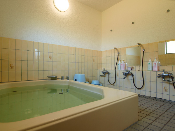 男女別浴室は１階です。温泉ではありませんが、ゆっくり温まってください。