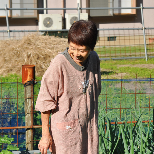 出来の良さに思わず笑みを見せる女将