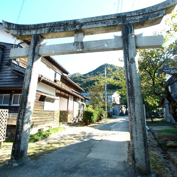 一の鳥居をお車で通過される際は、巾が広くは無いので、お気をつけてくぐってください。