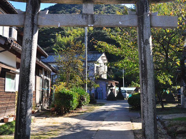 カニの宿みやたは、沖野神社の一の鳥居内にあります。