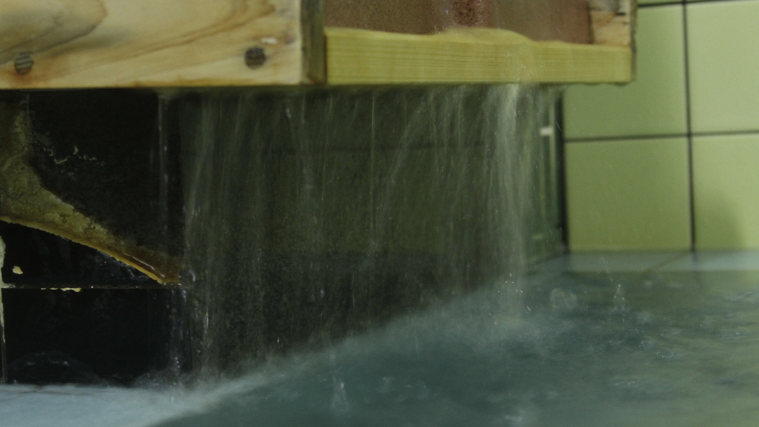 お風呂は疲労回復効果のあるカルシウム石温泉。