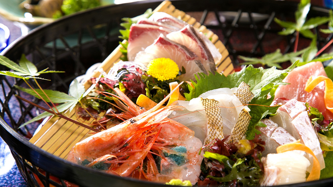 新鮮刺身敦賀の市場には色々なお魚が集まります。当日追加ＯＫのおすすめボードメニューもお楽しみに