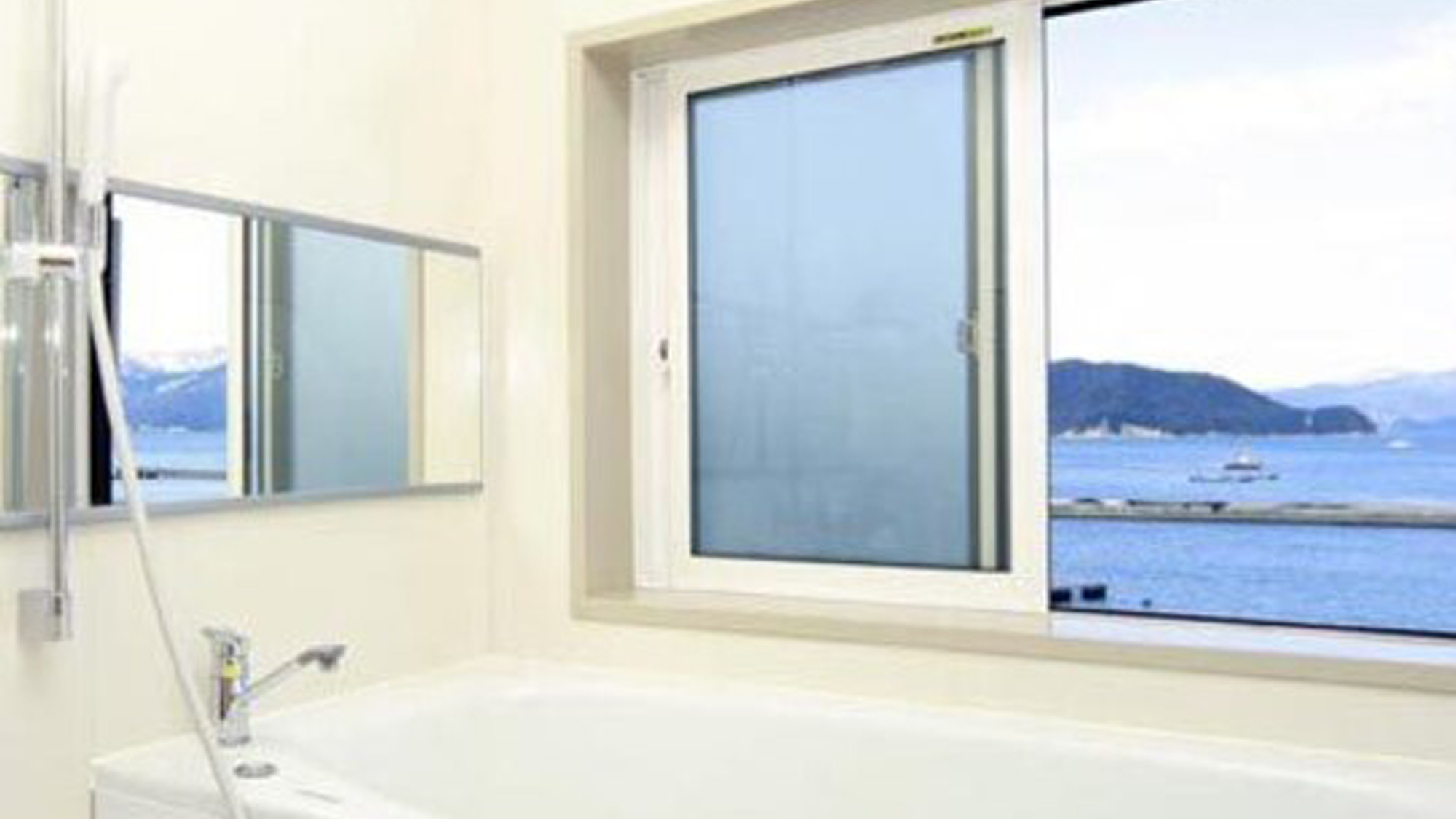 展望風呂付きの月の間浴室から敦賀湾が眺められる造りです。