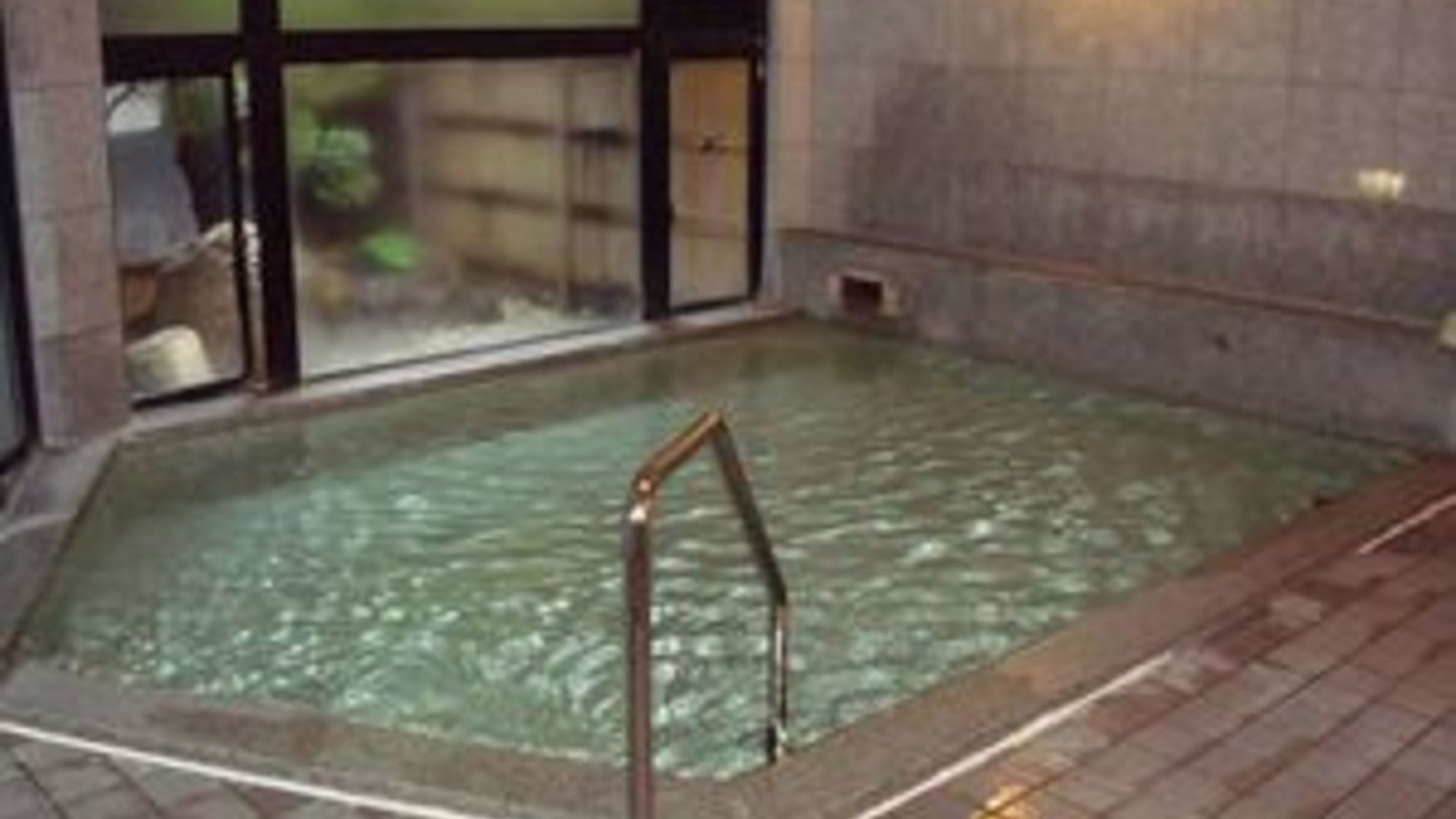 温泉大浴場チェックイン〜朝の9時まで一晩中ご利用いただけます。アルカリ性単純温泉でお肌ツルツルです