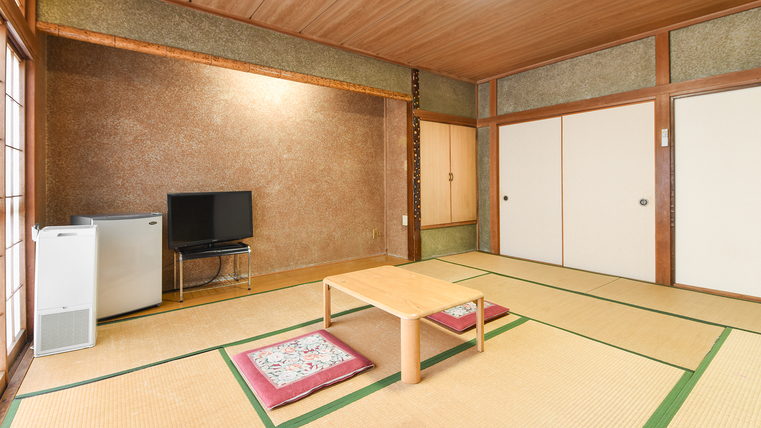 *【和室10畳】レトロな雰囲気の落ち着くお部屋です。