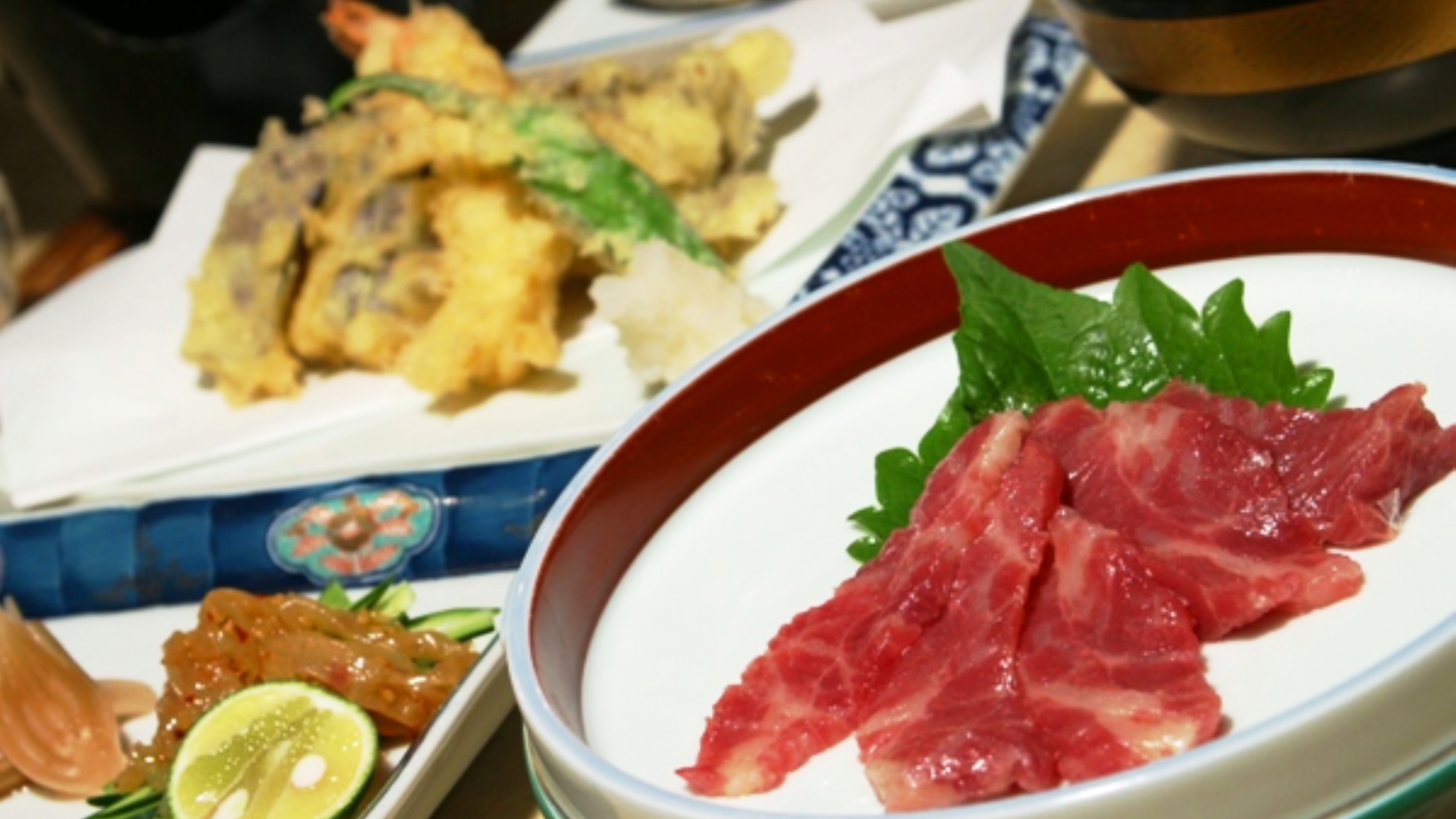 【食事】馬刺しと天ぷらです。定番の生姜醤油でお召し上がりいただきます