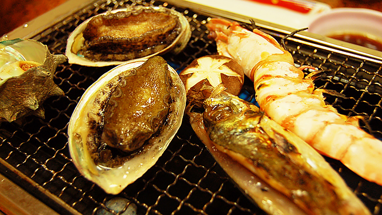 *【ご夕食一例】旬の魚を豪快に網焼きにする海鮮網焼き