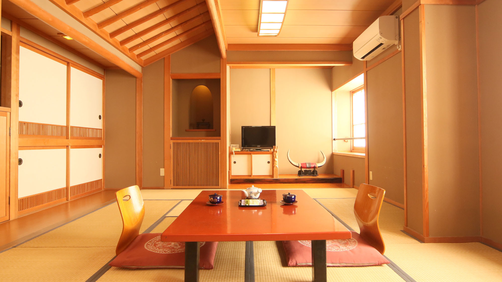 Yudani Onsen Ryoso Mitsui The 3-star Yudani Onsen Ryoso Mitsui offers comfort and convenience whether youre on business or holiday in Shinshiro. The property offers guests a range of services and amenities designed to provide