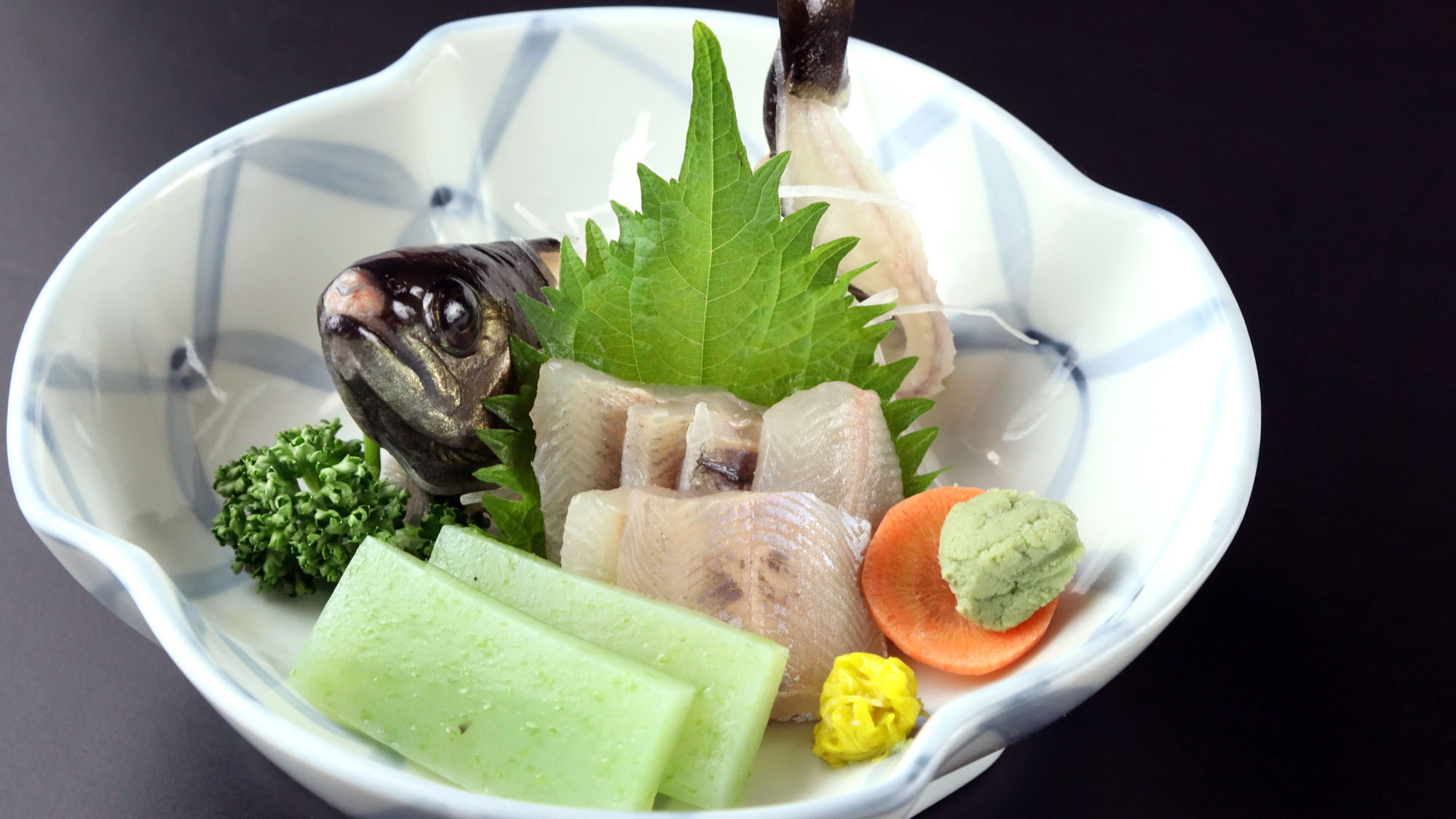 定番の人気メニュー川魚のお造り【料理バランスに富んだヘルシー月替わり会席料理の一例】