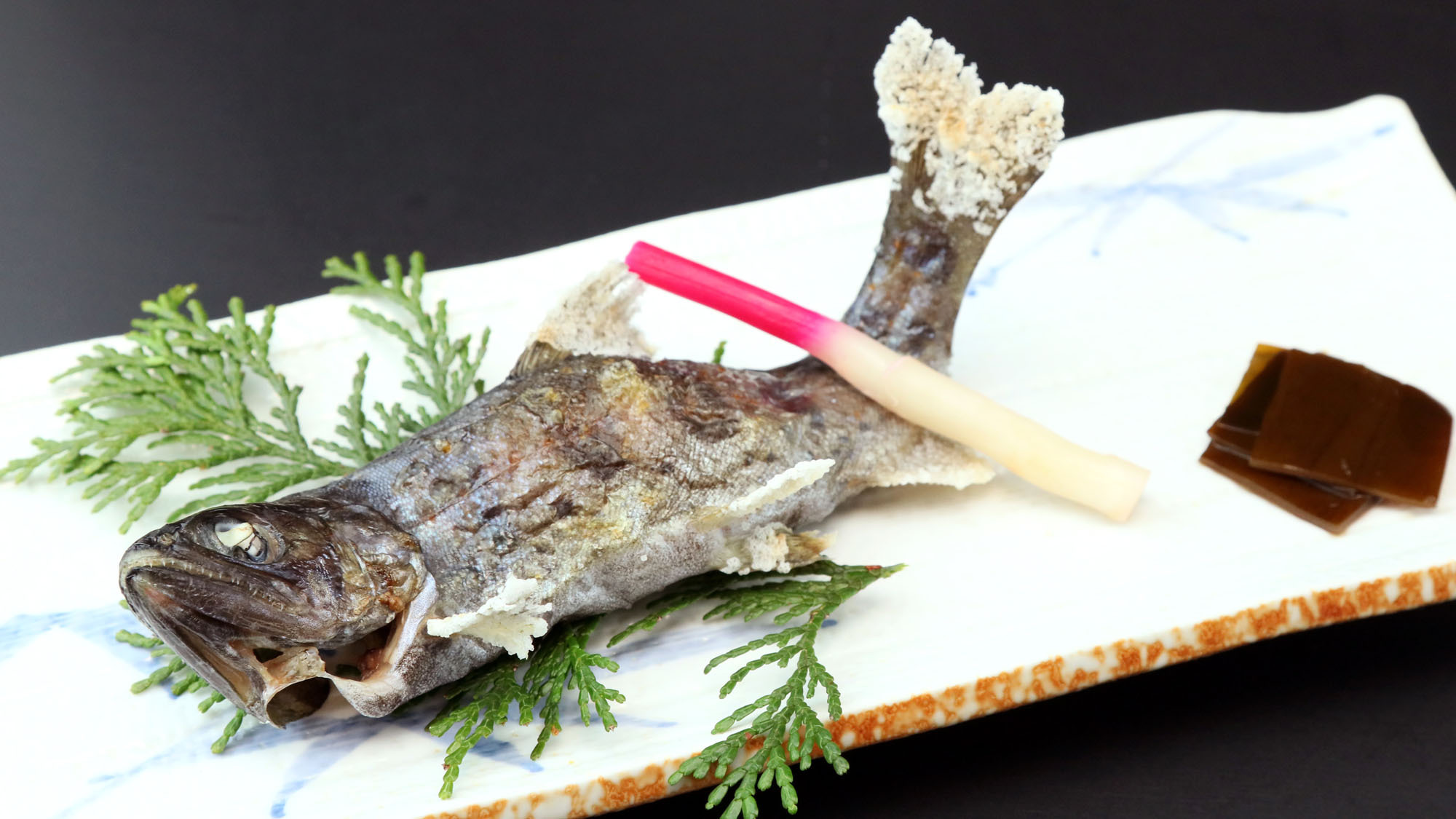 定番の人気メニュー川魚の塩焼き【料理バランスに富んだヘルシー月替わり会席料理の一例】