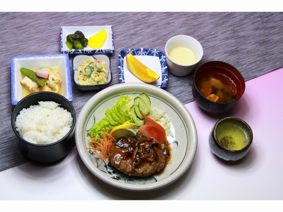 夕食一例ハンバーグ定食