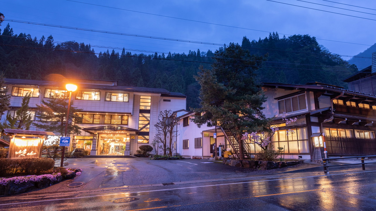 【夜】旅館岐山「本館」と「古民家食事棟」