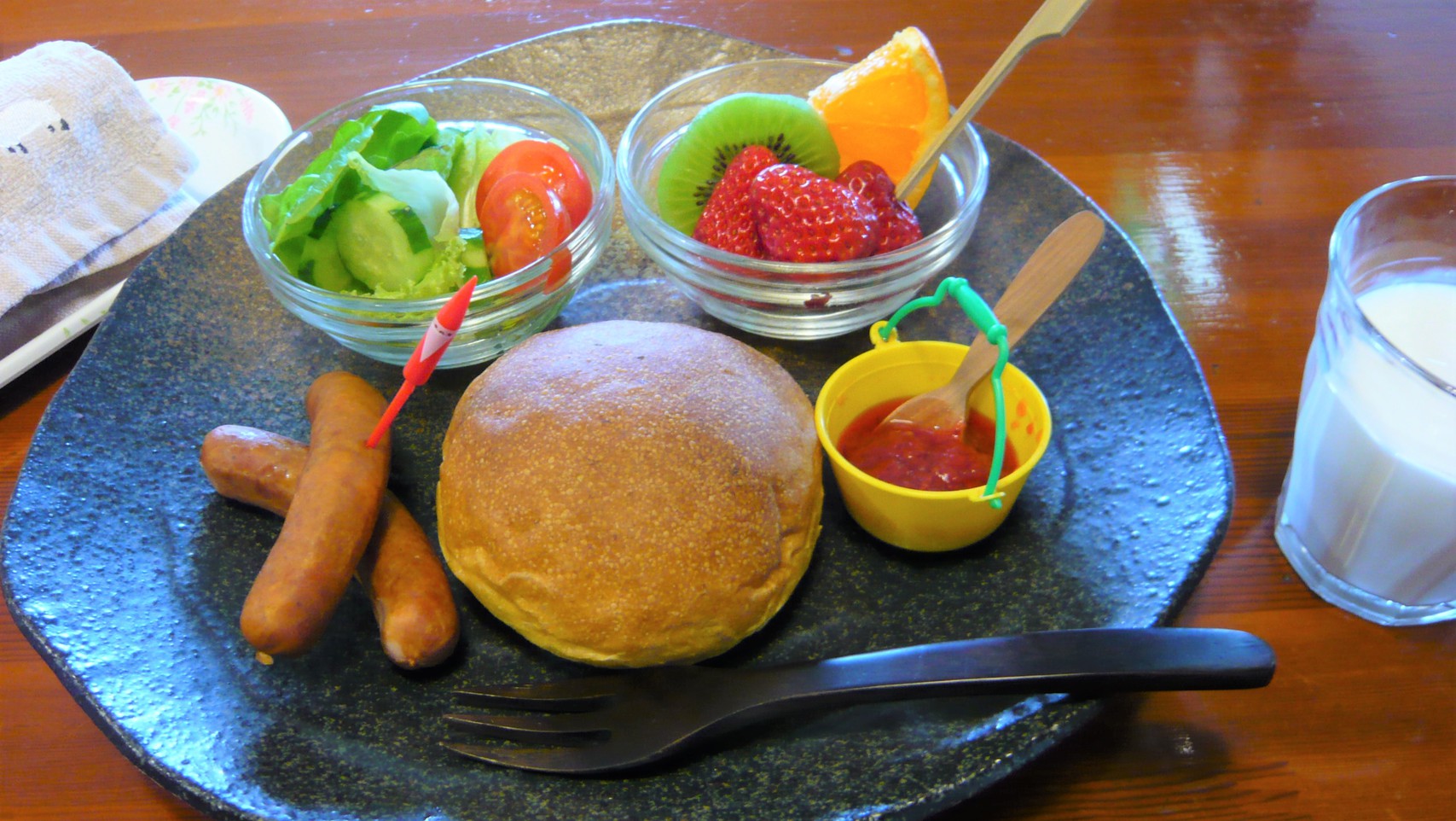 幼児用の朝食です。この日は、ふわふわのカボチャパンと自家製のジャムです。おかわりもＯＫです。
