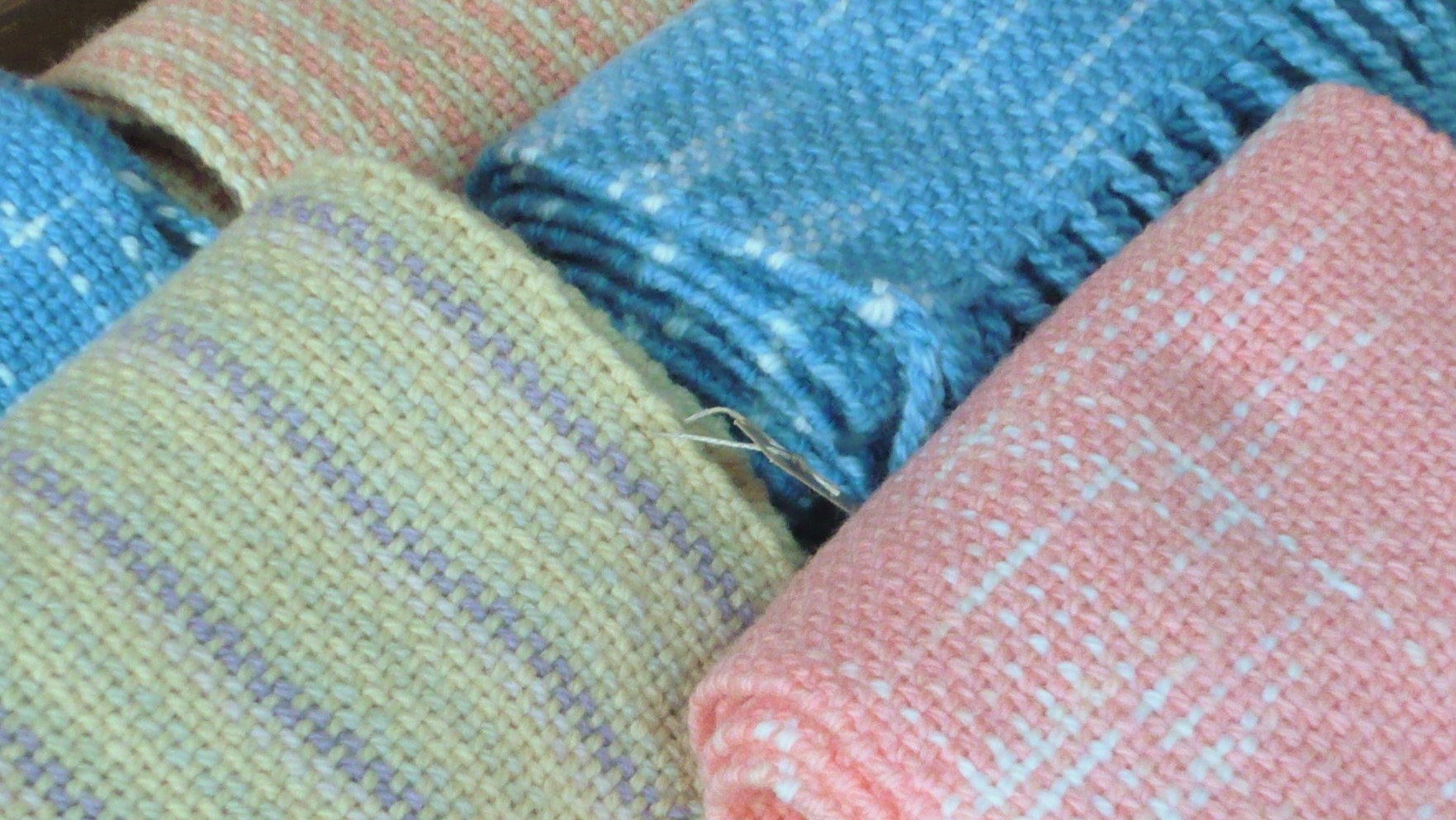 手織りのマフラーも草木染めです。