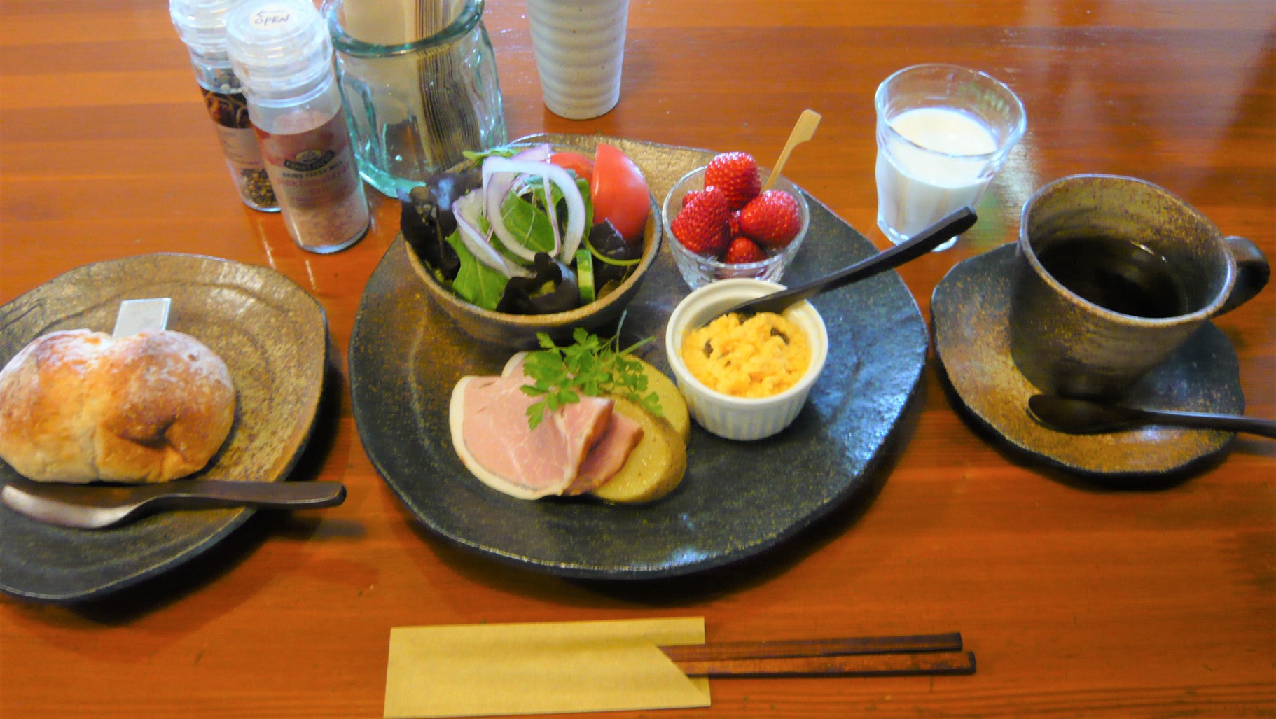 朝食は、黒備前の器と木曽桧のおはしでどうぞ。ハムやソーセージは地元ハム工房の手作りです。