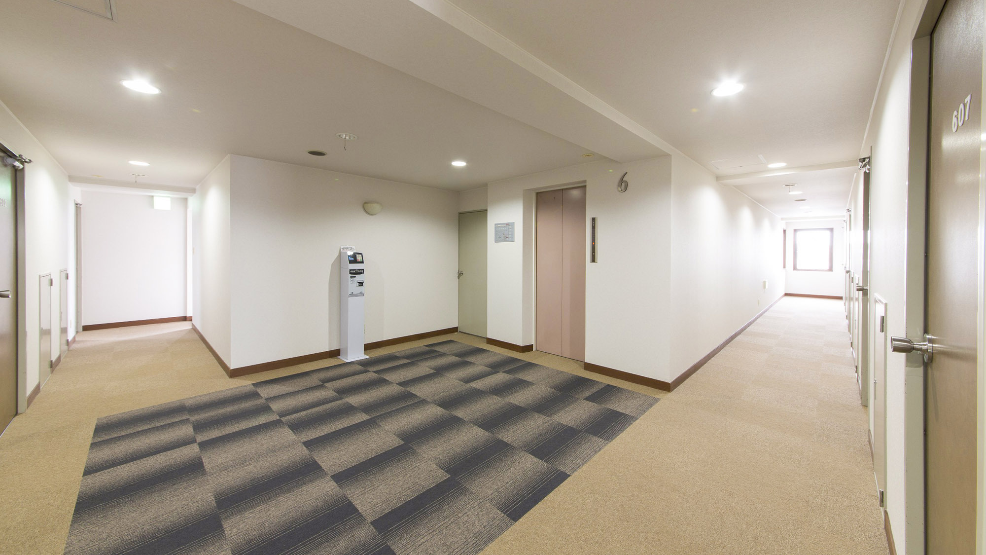 ・【エレベーターホール】広々とした廊下で大きい荷物を持っていてもスムーズに移動できます