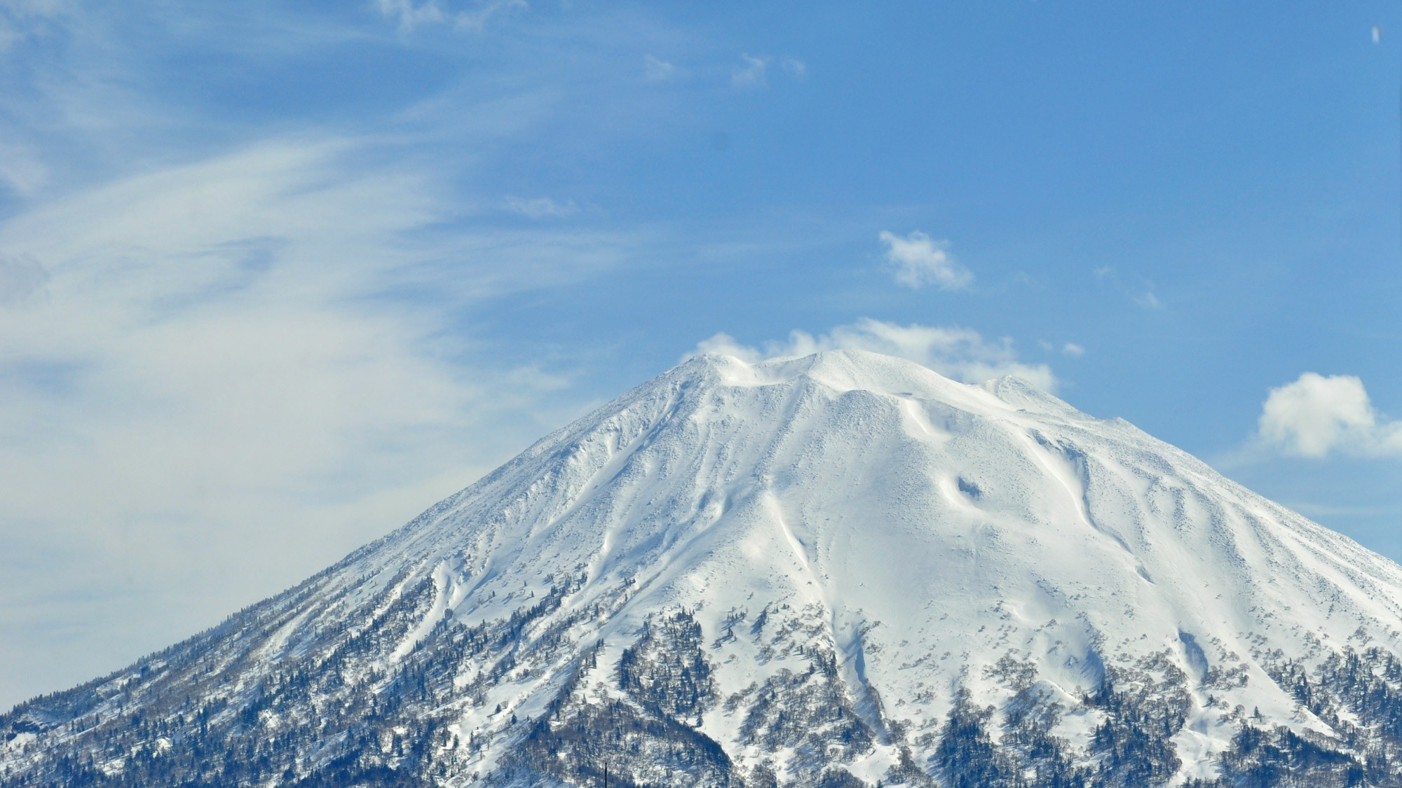 【羊蹄山】レストランや露天風呂などから間近に眺められる。