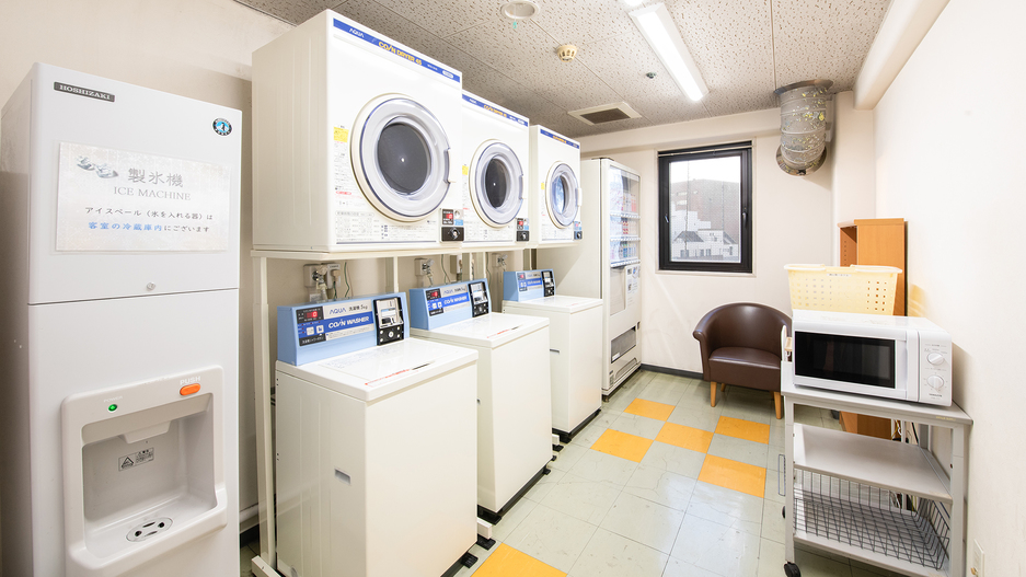 4・8階のベンダールームには洗濯機・乾燥機の他、製氷機、電子レンジ、自動販売機も設置しています。