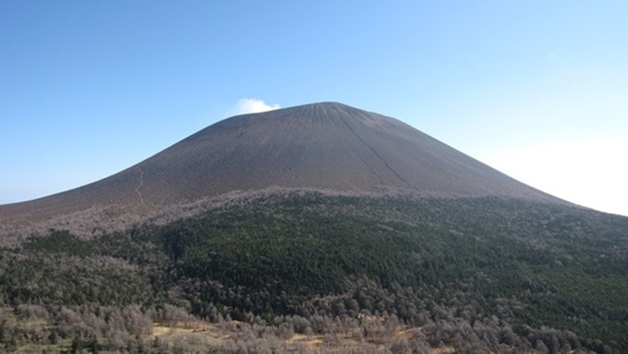 11月、晩秋の浅間山。静かな空気に冬の足音が響くようです。