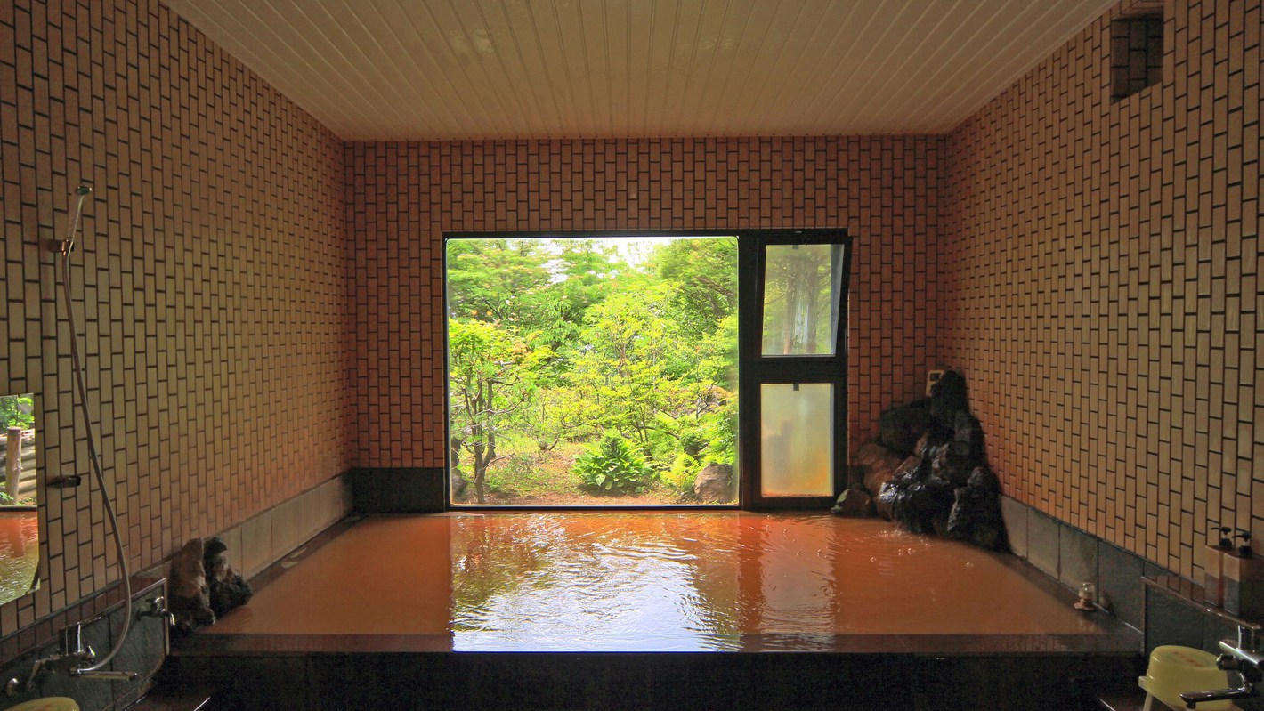 １階にある、木々に囲まれた秘湯風呂「岳」日帰り入浴も可能です。
