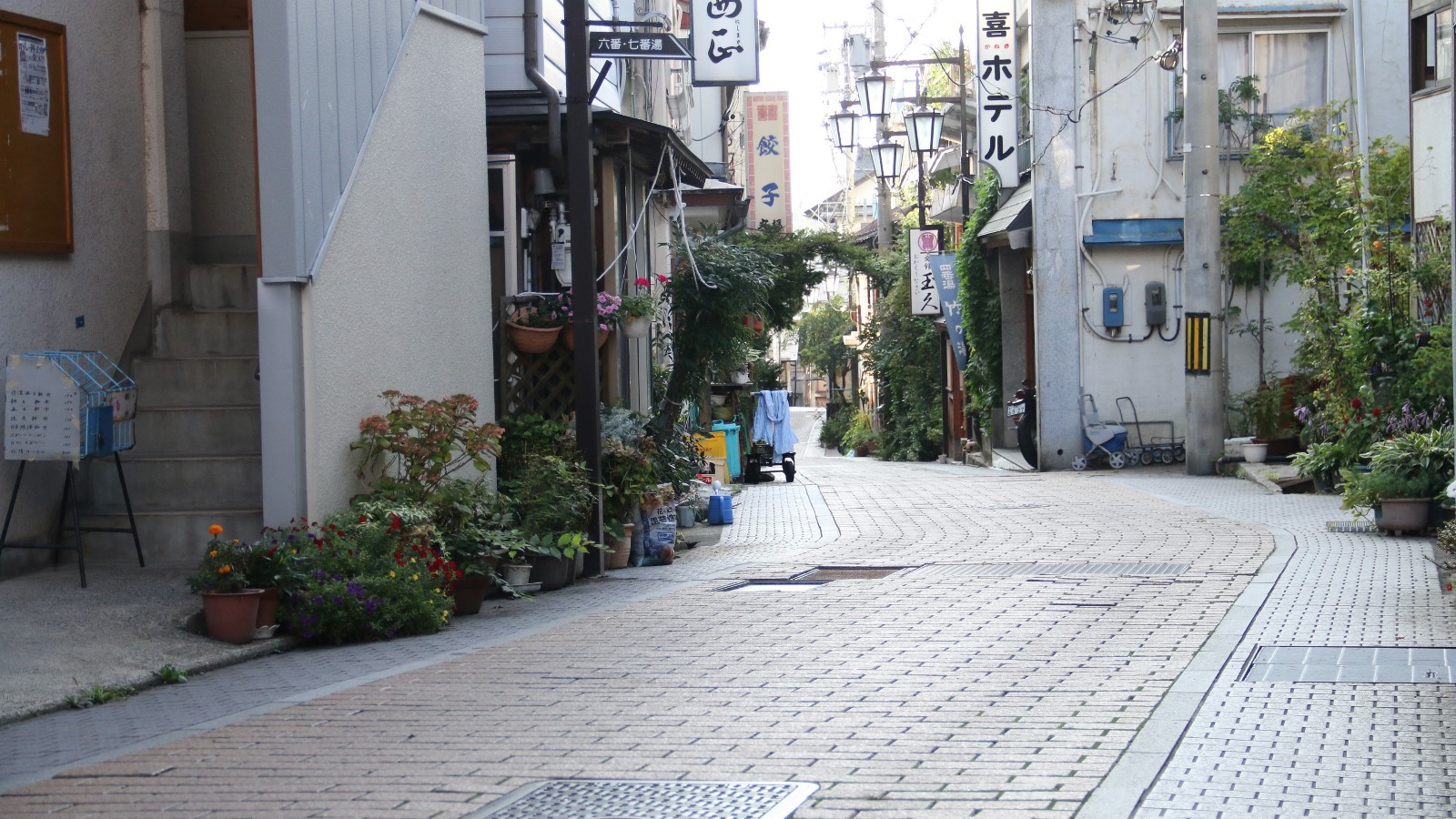 ・当館へと続く渋の温泉街