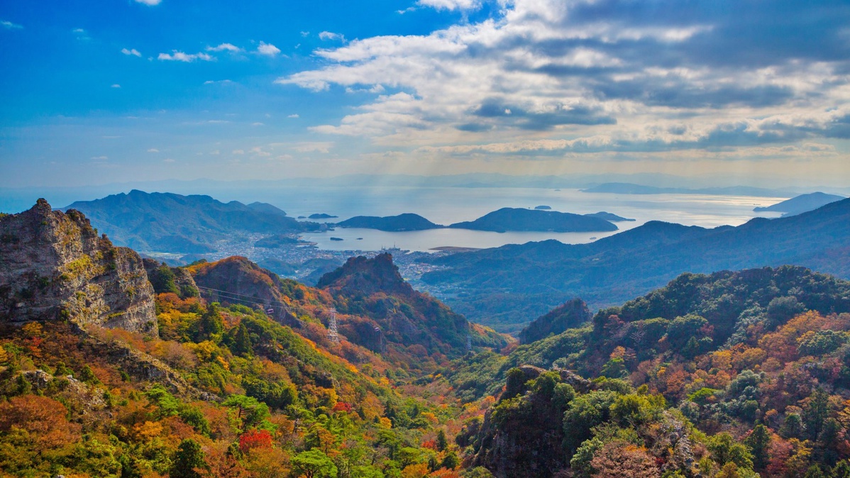**【周辺観光】寒霞渓：200万年の歳月が創りだし日本三大渓谷美のひとつ。四季折々の表情を楽しめます