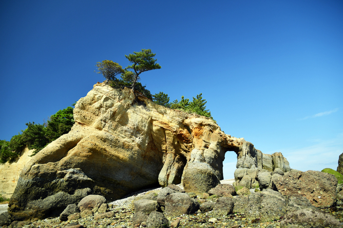 本山岬公園くぐり岩