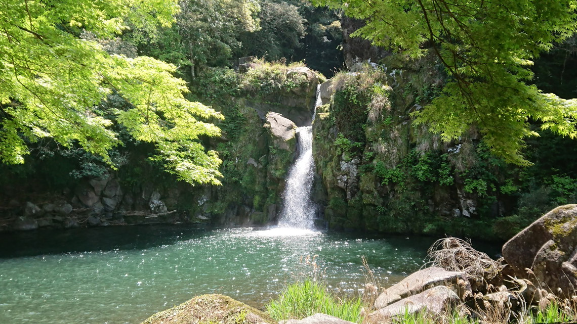 【観音滝公園】パワースポットの滝があり、春には桜、夏は蛍、秋には紅葉が美しい事で有名です