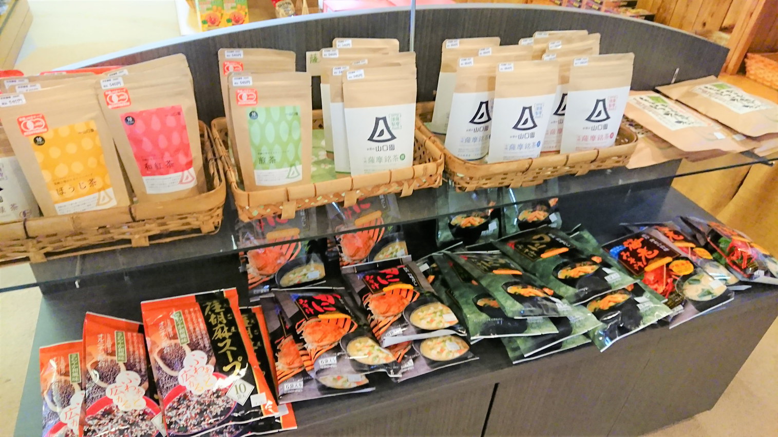 【売店】鹿児島名産品のお茶や黒酢などを取り揃えております。お土産にどうぞ