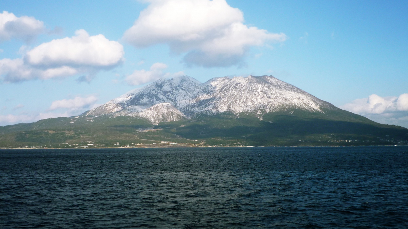 【冠雪した桜島】冬ならではの壮大な景色。