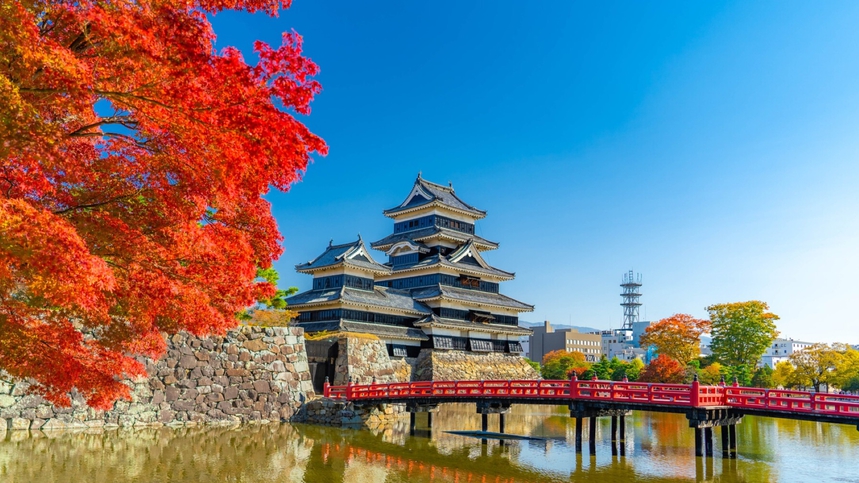 紅葉に映える松本城当館から車で約60分（長野道経由）