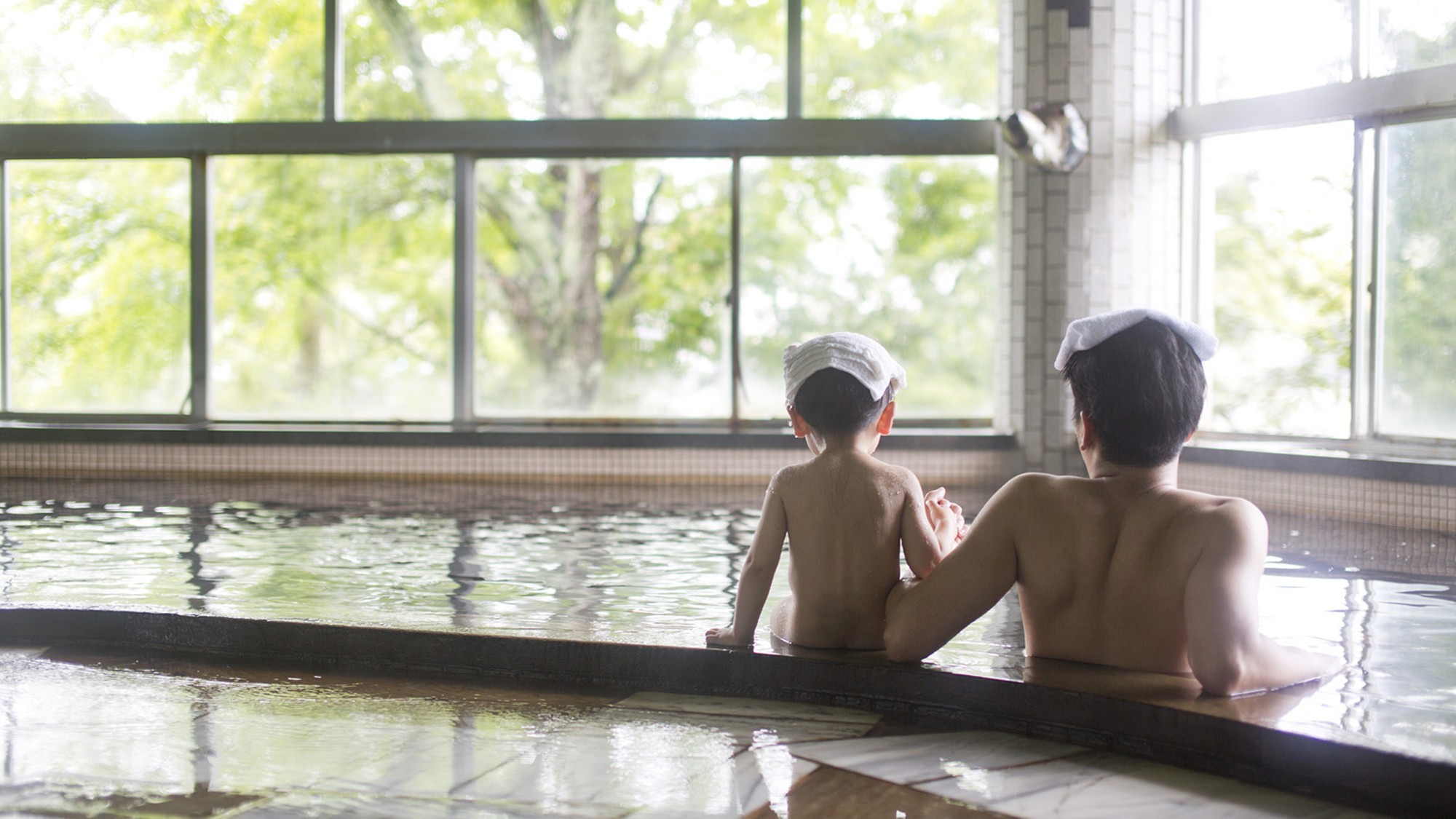 こんな広いお風呂に子供と一緒に入れるって、やっぱり幸せだなぁ。子供と一緒に温泉デビュー。