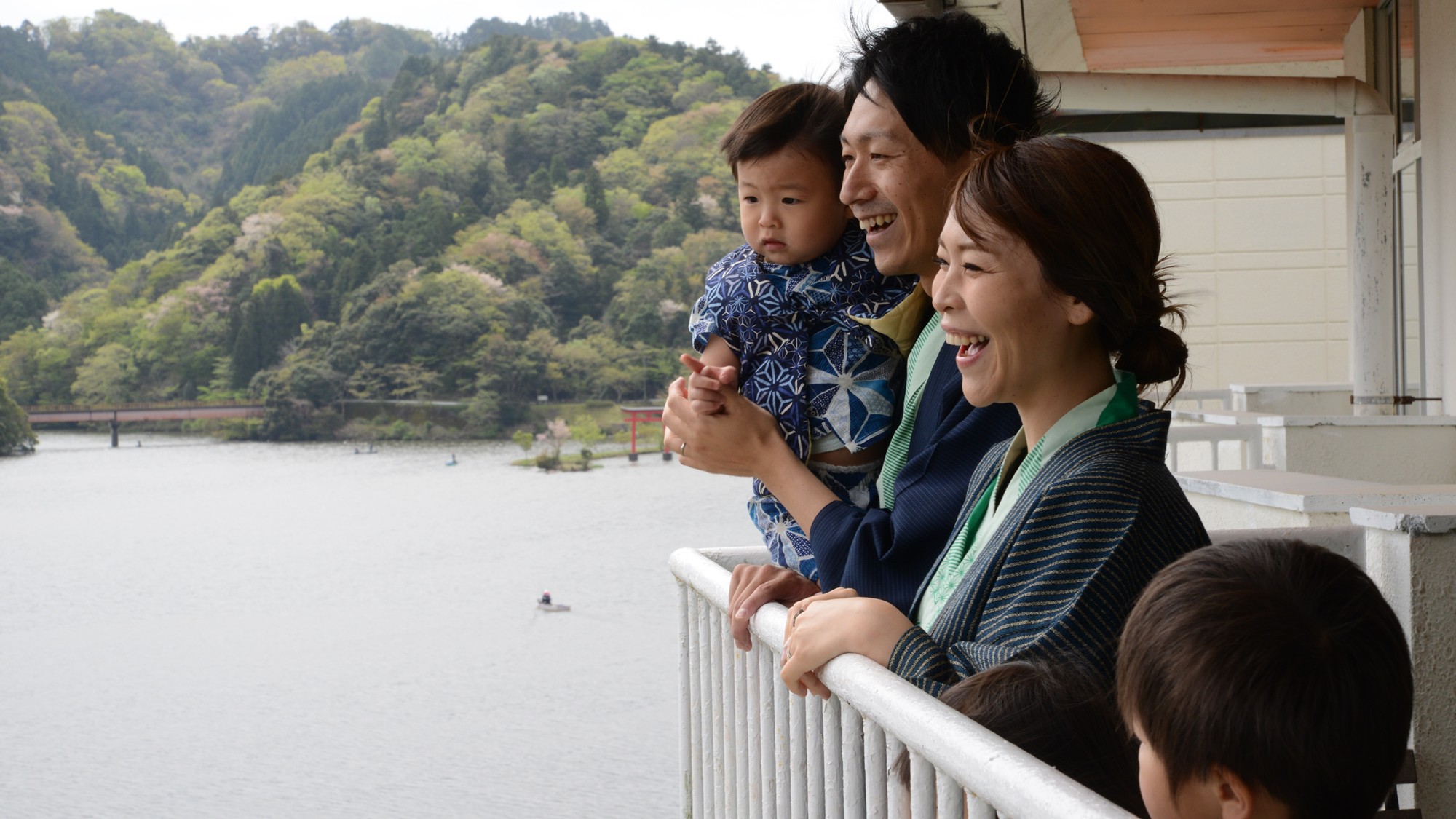 お部屋のベランダからは亀山湖が一望