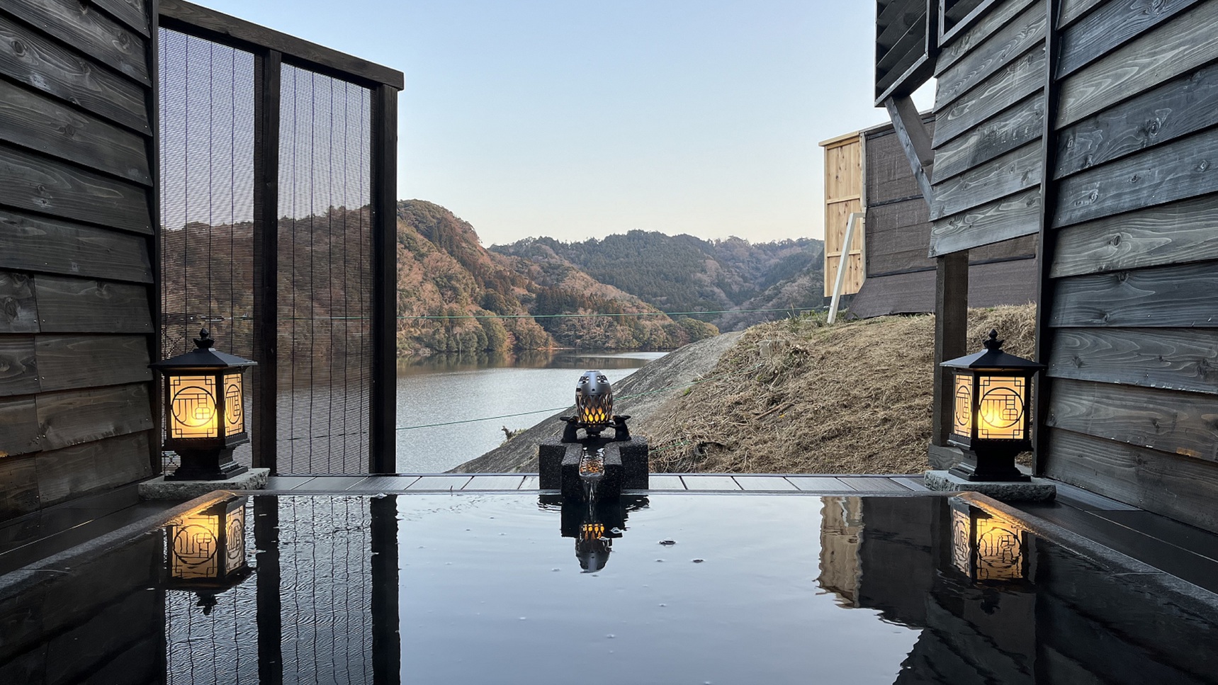 亀山湖を一望できる露天温泉。1回5，500円で当日のご予約も可能です＾＾