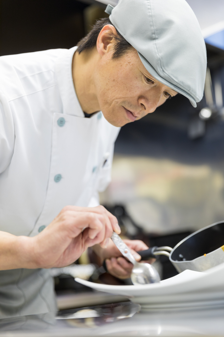 料理に腕を振るうオーナーシェフ