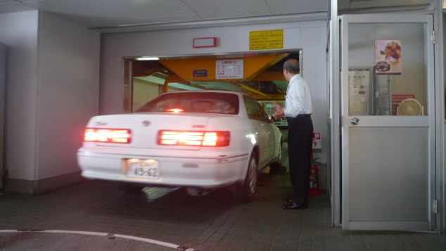 立体駐車場女性でも安心。スタッフが丁寧に誘導致します。（車高・車幅制限がございます）
