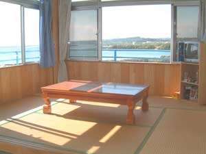 部屋一例、満潮と8月〜10月のコバルトブルーの海だとこうなります