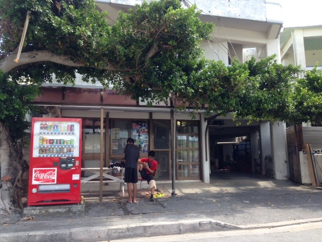 島内夜遅くまであいているサキダ商店