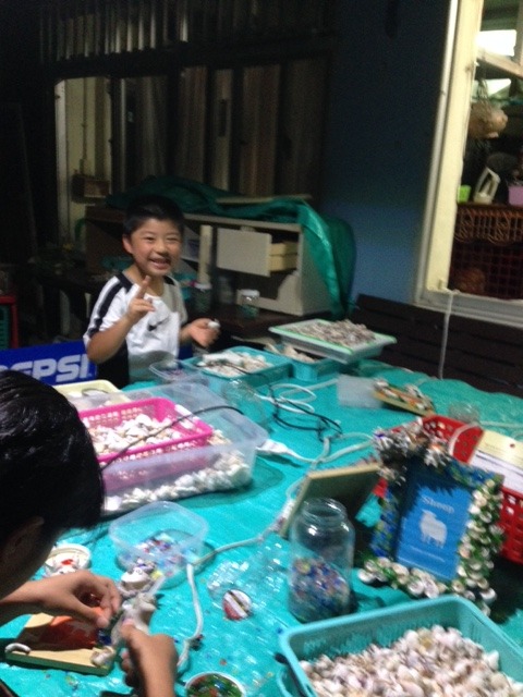 砂浜で拾う貝殻と琉球ガラスで作るマリンクラフト体験