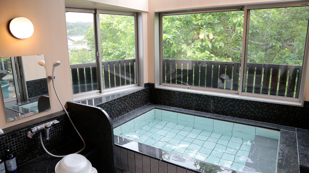 *【貸切風呂】展望風呂と露天風呂。美しい景色を眺めながらお楽しみください。（1回50分、要予約）